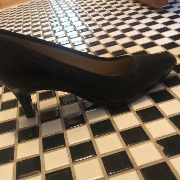 Black leather pumps in EUC - Picture 5 of 5
